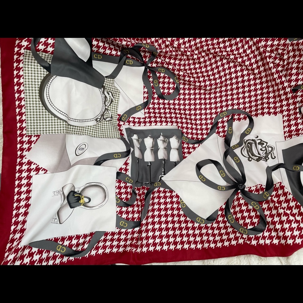 Large CD high fashion silky mannequin houndstooth scarf